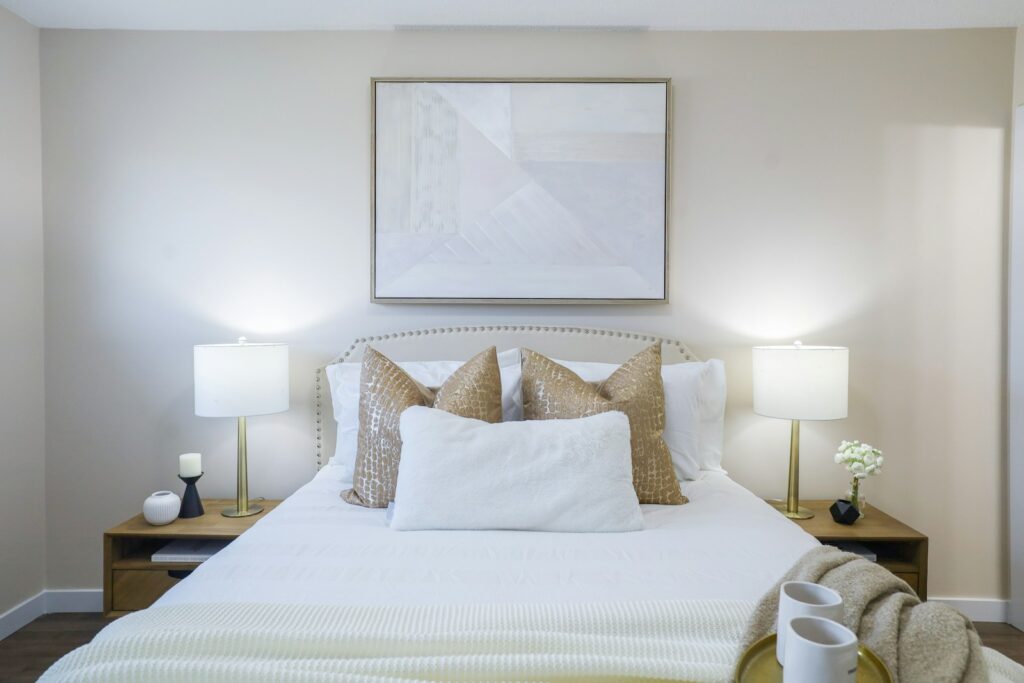 Queen Size Bett in modernem Schlafzimmer