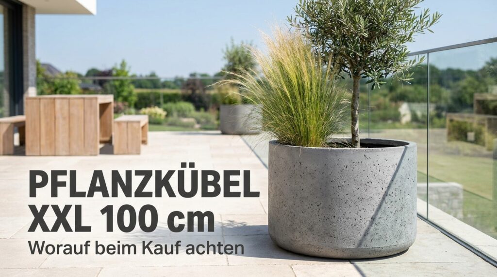 Großer grauer Betonpflanzkübel mit Ziergras auf einer modernen Terrasse